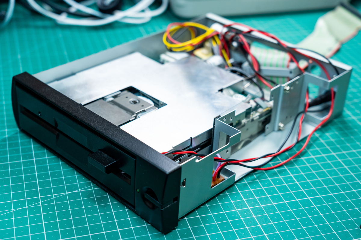 元の電源ユニットがなくなったため、電源スイッチ側はかなり余裕が出来